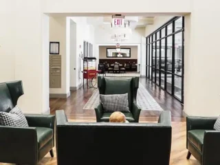 pegasus-senior-living-the-legacy-communities-seating-area.jpg